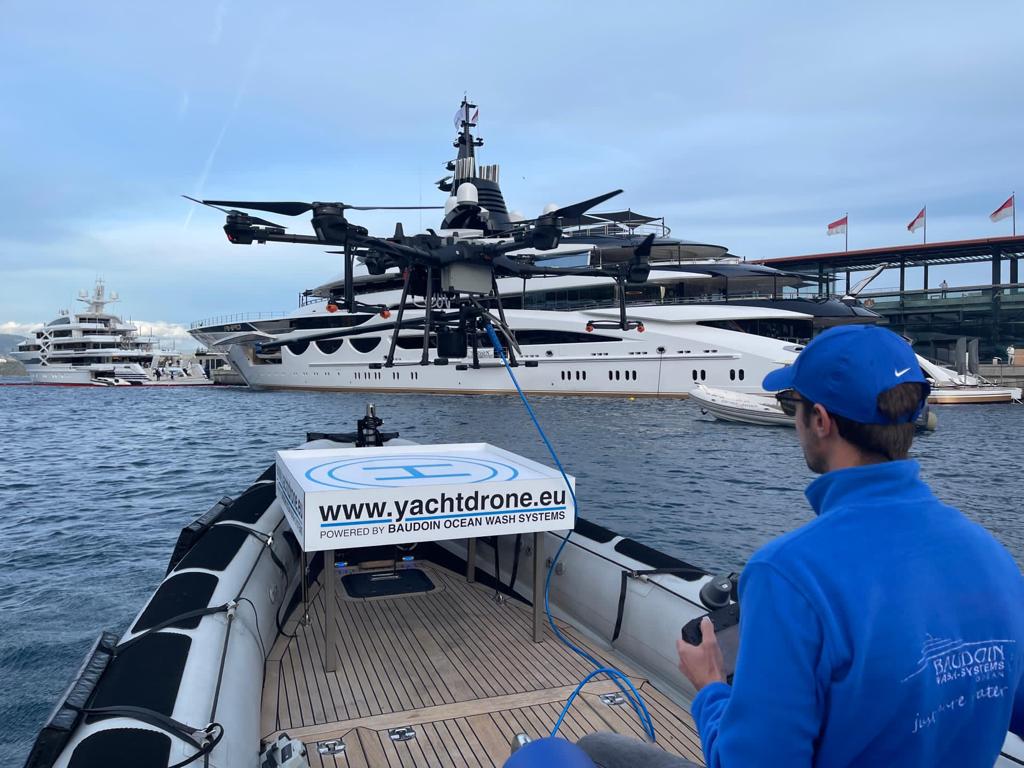 Drone de lavage Baudoin, conçu pour effectuer un nettoyage précis et efficace des surfaces industrielles et difficiles d'accès. Ce drone innovant utilise des technologies avancées pour offrir un nettoyage optimal tout en assurant la sécurité et l'efficacité. Idéal pour les applications dans les secteurs de l'industrie, de l'énergie et de la maintenance, il garantit une réduction des coûts et des risques associés aux méthodes de nettoyage traditionnelles