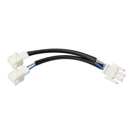 La photo met en avant le câble en Y Quick QI55522, conçu pour connecter deux unités de commande à un même système de propulseur. Compact et robuste, ce câble assure une installation facile et une connexion fiable, même dans des environnements marins exigeants.