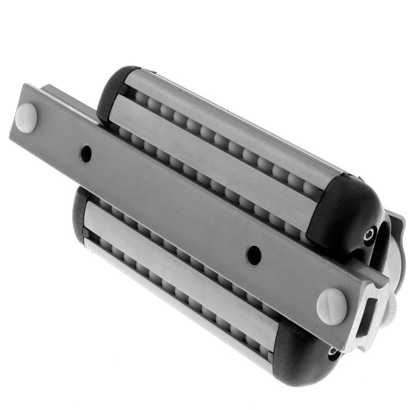 Photo représentant un chariot d'écoute Barton, conçu pour des rails percés de 26 mm. Équipé d'une manille robuste et de quatre rouleaux de 30 mm avec roulements à billes, ce chariot garantit un contrôle précis et une manipulation fluide des voiles.