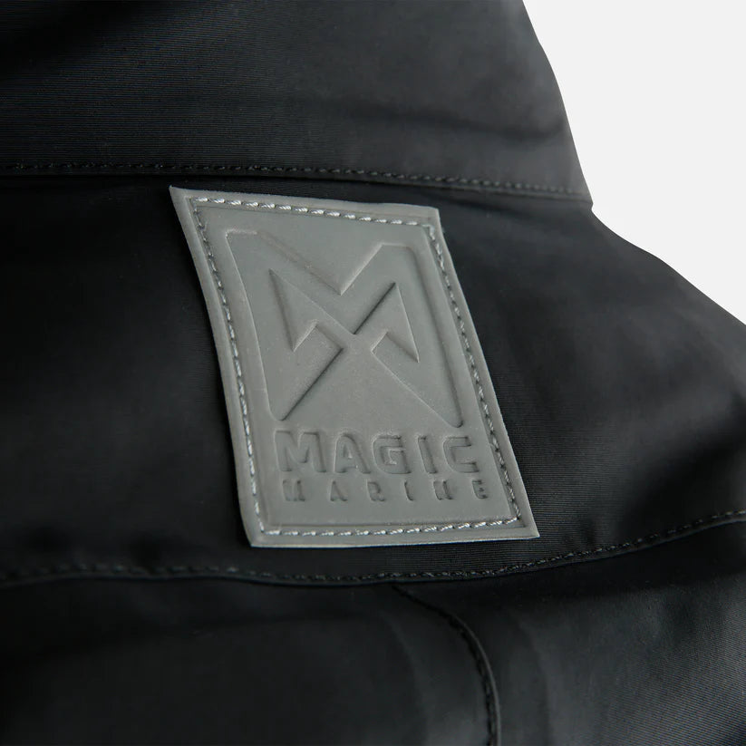 Avec son design ergonomique et son tissu performant, cette combinaison gris clair offre une protection totale contre les éléments tout en garantissant confort et liberté de mouvement. Idéale pour les journées de navigation intenses.
