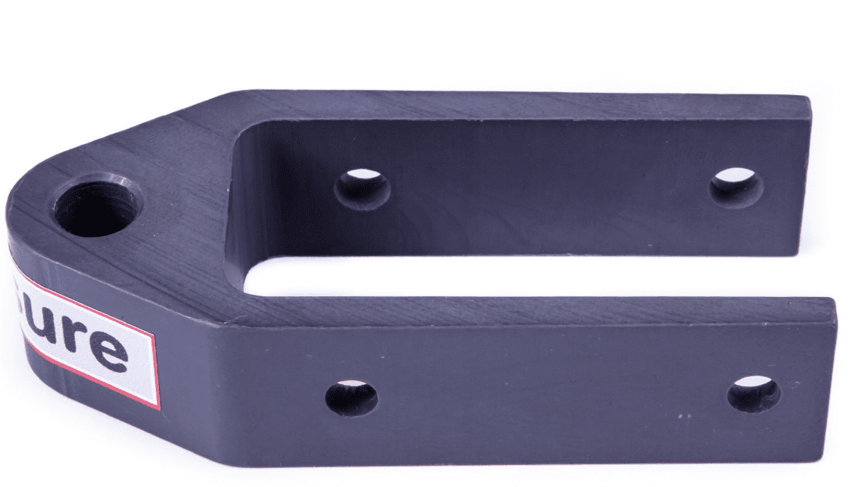Femelot de gouvernail en aluminium anodisé, résistant à la corrosion. Conçu pour un axe de 8 mm, avec une largeur de 26 mm et une longueur totale de 55 mm. Idéal pour les petites embarcations nécessitant une ferrure fiable et durable.