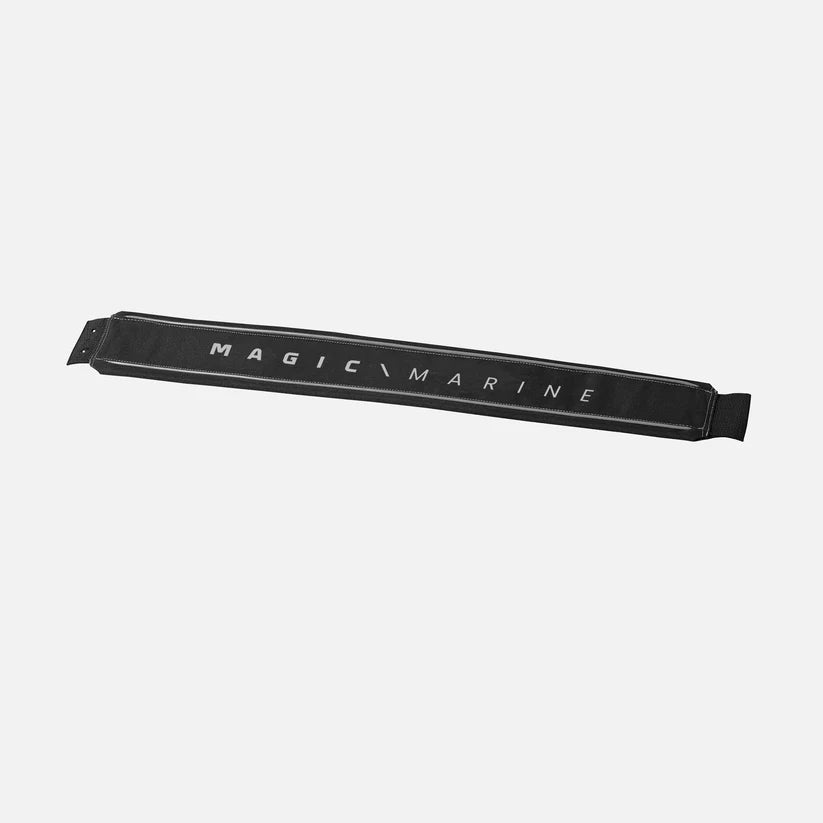 Le Hiking Strap Laser Magic Marine, en noir, est une sangle de rappel épaisse et durable, idéale pour les navigateurs de dériveurs Laser. Dotée d’un grip intégral en Hypalon et d’un rembourrage confortable en mousse HPR de 10 mm, cette sangle garantit un excellent maintien et un confort optimal lors de longues navigations.