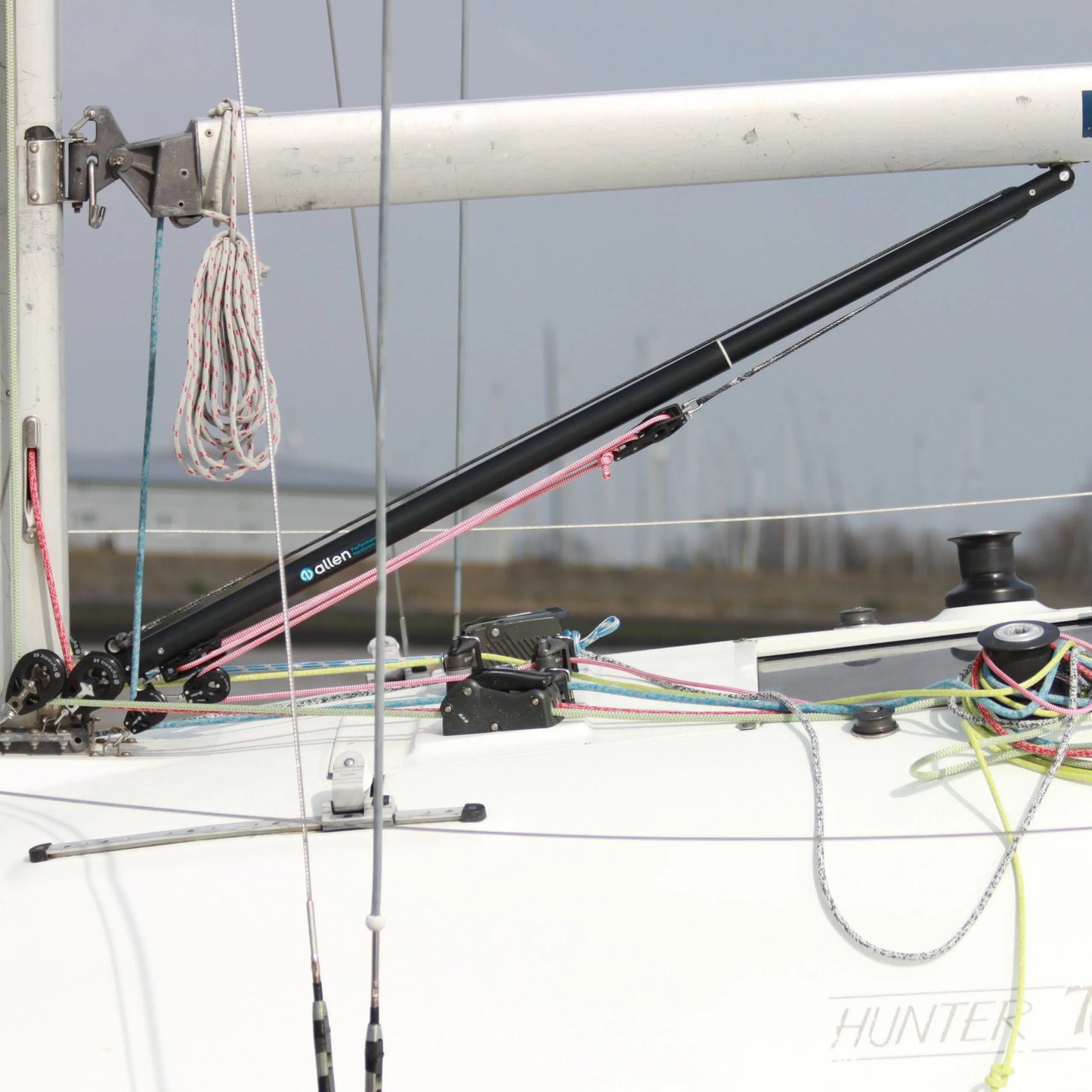 Le Vang King d'Allen est un étai télescopique à gaz, conçu pour être utilisé comme système de support de bôme et combiné à un système palan pour créer le contrôle du Vang.
Le Vang King est équipé d'un réa à palier lisse de 37,8 mm à l'extrémité supérieure de l'étai, qui a été spécialement conçu pour supporter la charge requise sur les voiliers jusqu'à 26 pieds.
A la base du Vang King se trouve notre poteau d'attache unique. Il comporte trois trous renforcés par des viroles en acier inoxydable. Ces trous p