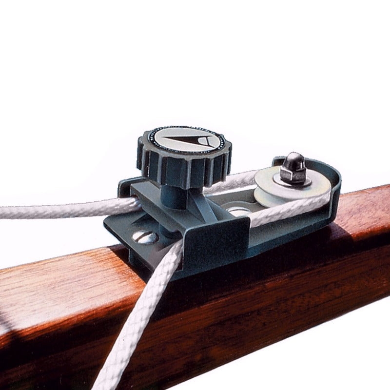 Cette image met en avant le Tiller Tamer de Davis Instruments, un dispositif conçu pour stabiliser la barre franche et maintenir le cap sans intervention constante. Fabriqué avec des matériaux robustes, il offre une solution simple et efficace pour améliorer le contrôle de votre embarcation, que ce soit pour des traversées en solitaire ou des sorties en équipage réduit.
Un accessoire indispensable pour les navigateurs exigeants, alliant performance et simplicité d’utilisation.