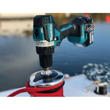 Utilisez votre visseuse sans fil avec l'iWinch et hissez votre grand-voile sans effort, enroulez votre voile d'étai ou relevez l'ancre.....
Il est désormais possible de convertir rapidement et facilement tous vos winchs à l'entraînement électrique. Tout ce dont vous avez besoin, c'est d'une puissante visseuse sans fil et du nouveau iWinch.
Celui-ci convient à presque tous les treuils du marché et peut être facilement monté dans une visseuse sans fil avec un mandrin de 13 mm.
Toutes les situations difficiles