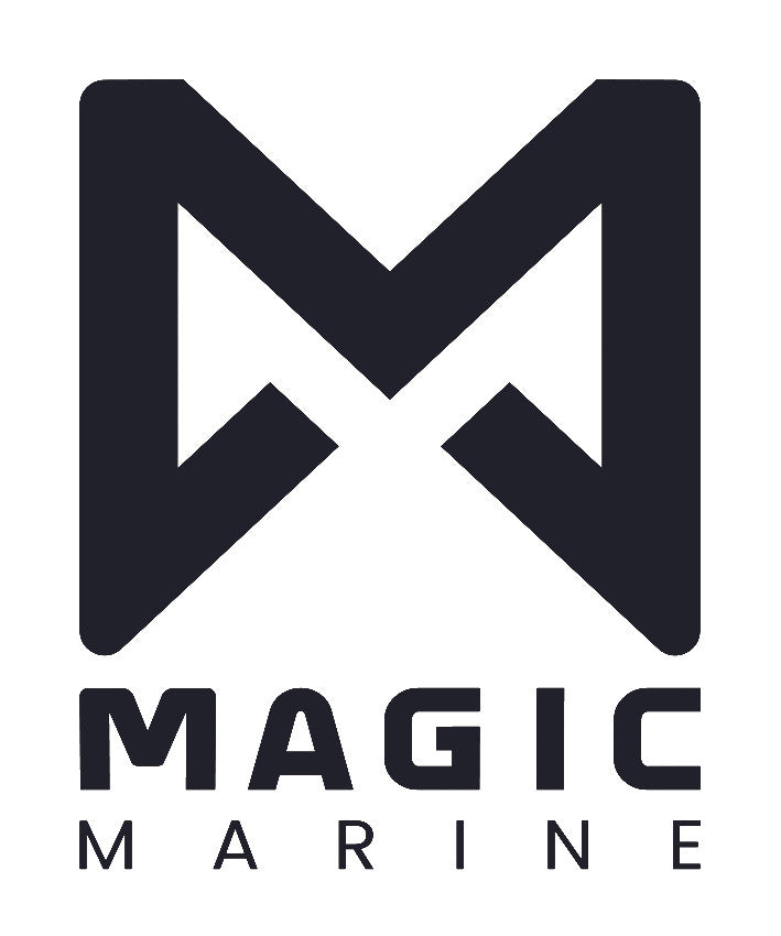 Le logo Magic Marine est l'emblème d'une marque reconnue mondialement pour ses équipements nautiques de haute performance. Avec son design épuré et dynamique, ce logo symbolise l'innovation, la fiabilité et l'engagement envers les sports nautiques. Il incarne les valeurs de la marque : excellence, sécurité et passion pour la navigation.