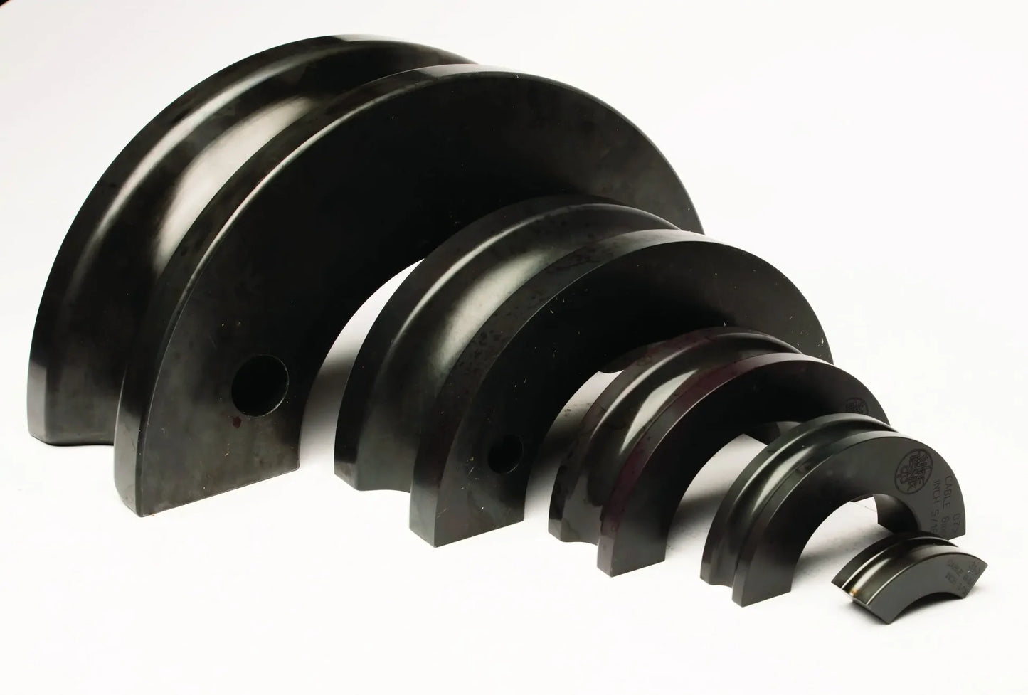 Photo des matrices de sertissage pour Wireteknik A100,A200, A270 fabriquées en acier haute qualité. Chaque matrice est gravée avec son diamètre spécifique (1,6 mm à 8 mm), assurant une identification facile et une compatibilité parfaite avec la sertisseuse A200. Ces matrices garantissent des sertissages précis et professionnels, idéales pour les câbles en acier inoxydable dans des environnements exigeants comme le nautisme, les garde-corps architecturaux et les systèmes de sécurité.