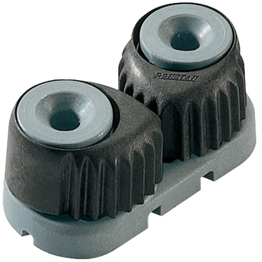 Taquet 27mm en fibres de carbone C-Cleat™. D’importants efforts de développement ont permis de réaliser cette gamme de taquets coinceurs qui offrent une puissance de blocage inégalable et permettent de bloquer et de libérer les cordages avec une grande facilité, dans toutes les conditions d’utilisation et de charge.
Ces coinceurs sont fiables, légers et à l’abri de toute corrosion. Le profil cranté spécial des cames permet un accrochage optimum, tout en préservant l’intégrité des cordages. Un ressort