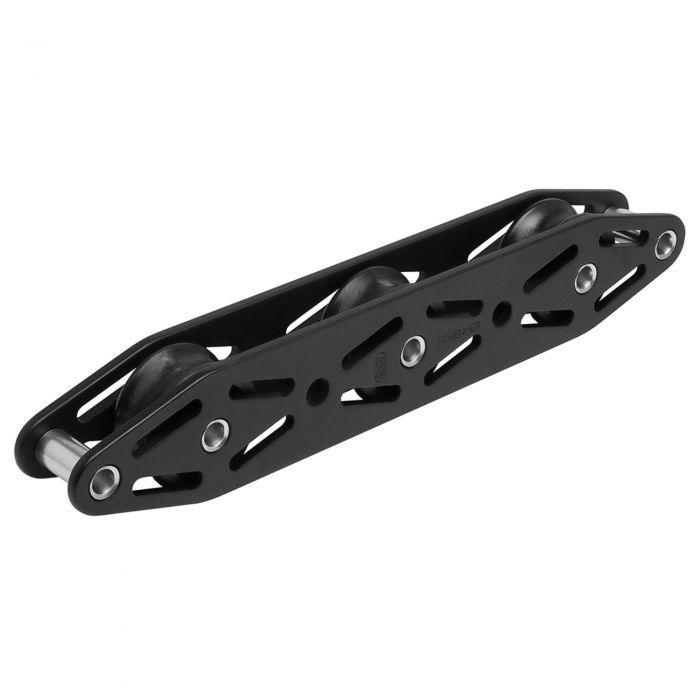 Sprenger: 3 poulies de déviation, pour cordages de max 12mm. Roulements en matière composite. Longueur 178mm, largeur 30mm, hauteur 21mm, visserie de fixation 5mm. Faible poids 100 grammes. Très bon rapport qualité / prix. Convient pour : - Fireball
- Maraudeur - Open 5.00 - Open 5.70