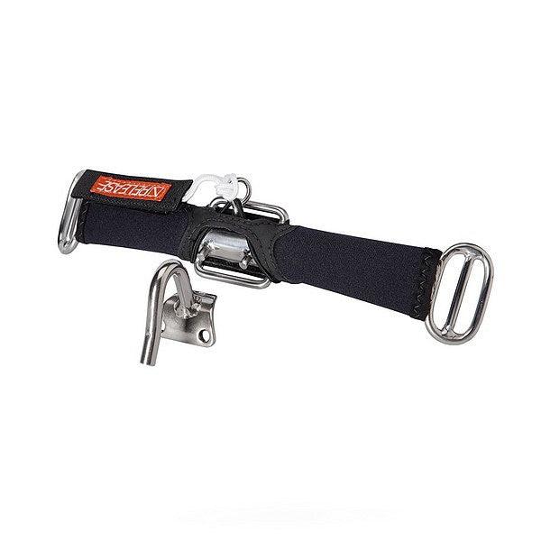 Le Quick Release Spreader pour le harnais SMART de Magic Marine est un accessoire essentiel pour les navigateurs à la recherche de sécurité et de performance. Conçu en acier inoxydable de haute qualité, il offre une durabilité exceptionnelle et une résistance optimale à la corrosion. Certifié selon la norme ISO 10862, ce crochet de trapèze intègre un système de libération rapide, permettant un désengagement facile en cas d'urgence, renforçant ainsi la sécurité lors de vos sorties en mer.