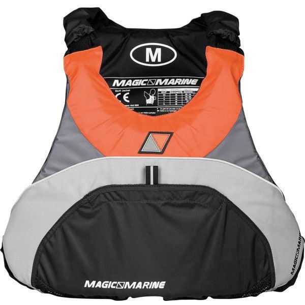 Le Gilet de Sauvetage Skiff Orange Magic Marine, avec sa coupe haute, est idéal pour les navigateurs en rappel ou en trapèze. Léger et ergonomique, il est conçu pour réduire l’encombrement tout en offrant une flottabilité optimale et une visibilité accrue grâce à ses détails réfléchissants.