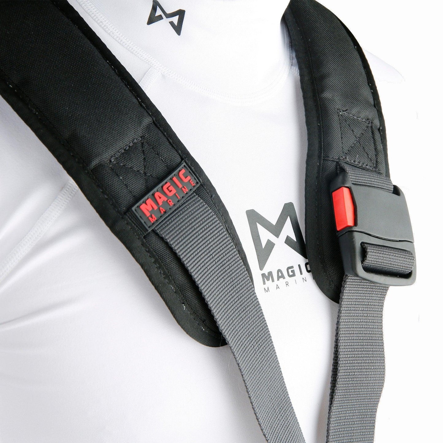 Le Trapèze Magic Marine Pro Racing Harness est conçu pour les navigateurs exigeants. Avec son design ergonomique, son support dorsal interne et ses sangles en néoprène, il offre confort et performance pour toutes les conditions de navigation.
