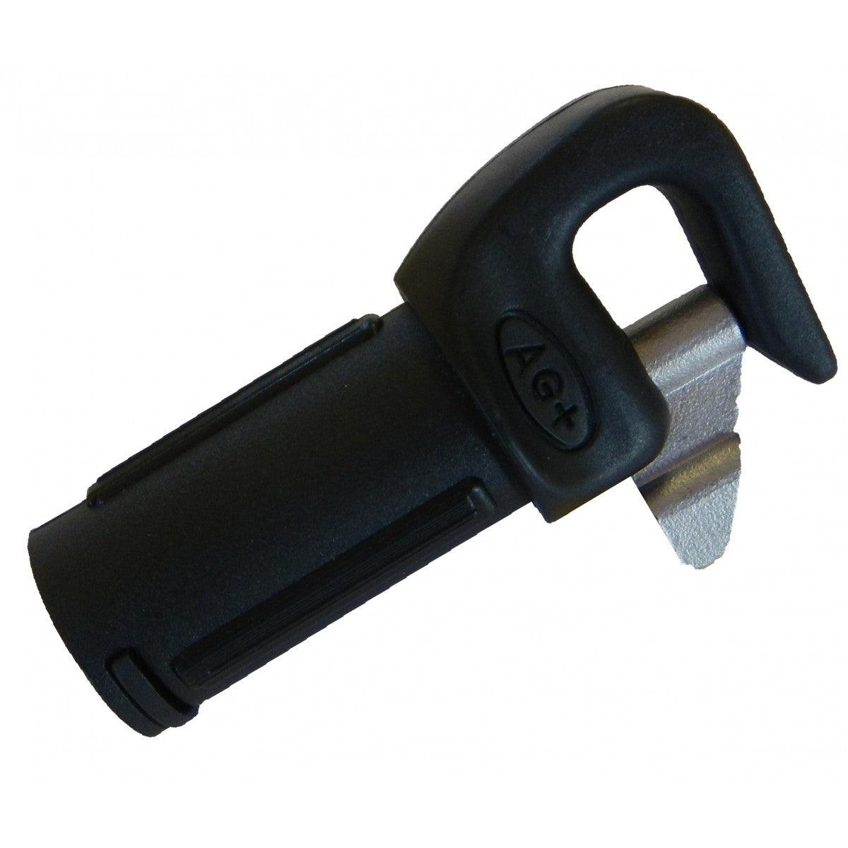 Un gros plan de l'embout de tangon pour dériveurs AG+, mettant en évidence sa conception robuste et ses dimensions précises. L’image illustre son ajustement parfait pour les tangons en aluminium de diamètre intérieur 25 mm et extérieur 28 mm, ainsi que sa compatibilité avec de nombreux dériveurs. Une présentation qui reflète la fiabilité et la qualité, idéale pour les amateurs de voile exigeants.