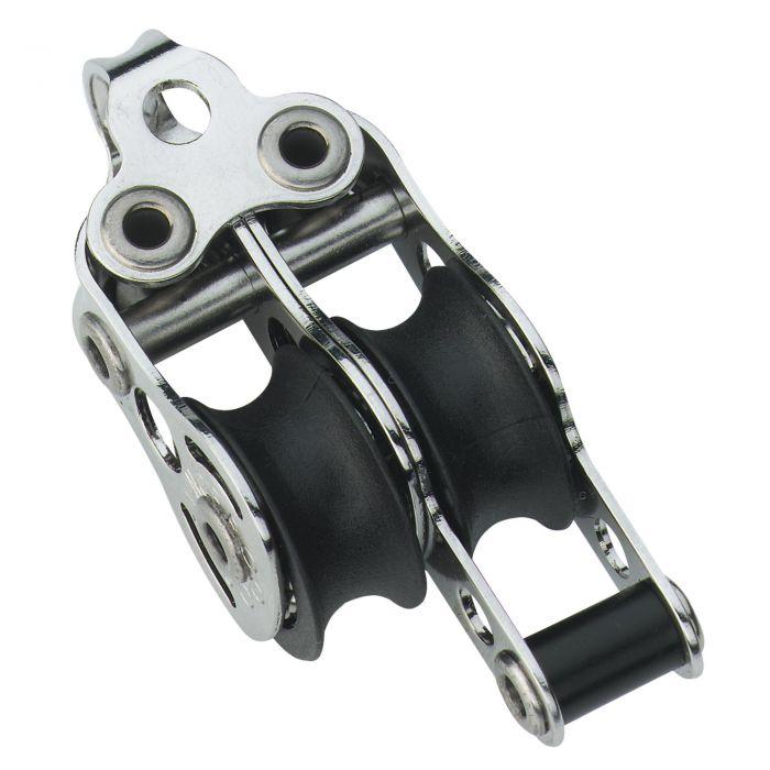 Double poulie avec ringot, pour cordages de max 6mm. Roulement à billes en Inox. Pas d'arêtes vives sur la tête du rivet grâce au rivetage par culbutage. Made in Germany - fabriqué dans l’usine Sprenger à Iserlohn, en Rhénanie-du-Nord-Westphalie. Contrôles de qualité permanents - avant, pendant et après la production.
Excellent rapport qualité/prix. Faible poids 29 grammes. Convient pour :
- 420 - 445- 470- 485- 490- 505
- Cadet - Contender- Europe- Flying Dutchman- Finn- Fireball