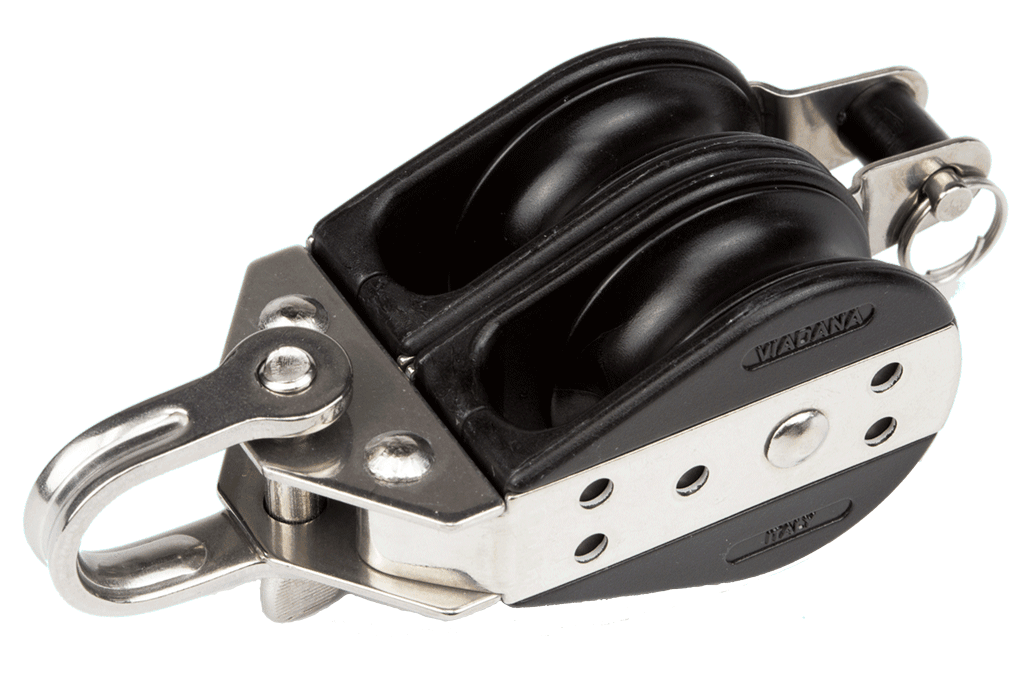 L’image montre une poulie à billes Viadana double avec ringot, dotée d’un réa de 38 mm en inox ou aluminium anodisé. Le ringot assure un maintien précis du cordage, tandis que les roulements à billes offrent une rotation fluide. Compacte et robuste, cette poulie est conçue pour des cordages jusqu’à 10 mm, avec une charge maximale de travail de 230 kg et une charge de rupture de 950 kg, idéale pour une utilisation en milieu marin.