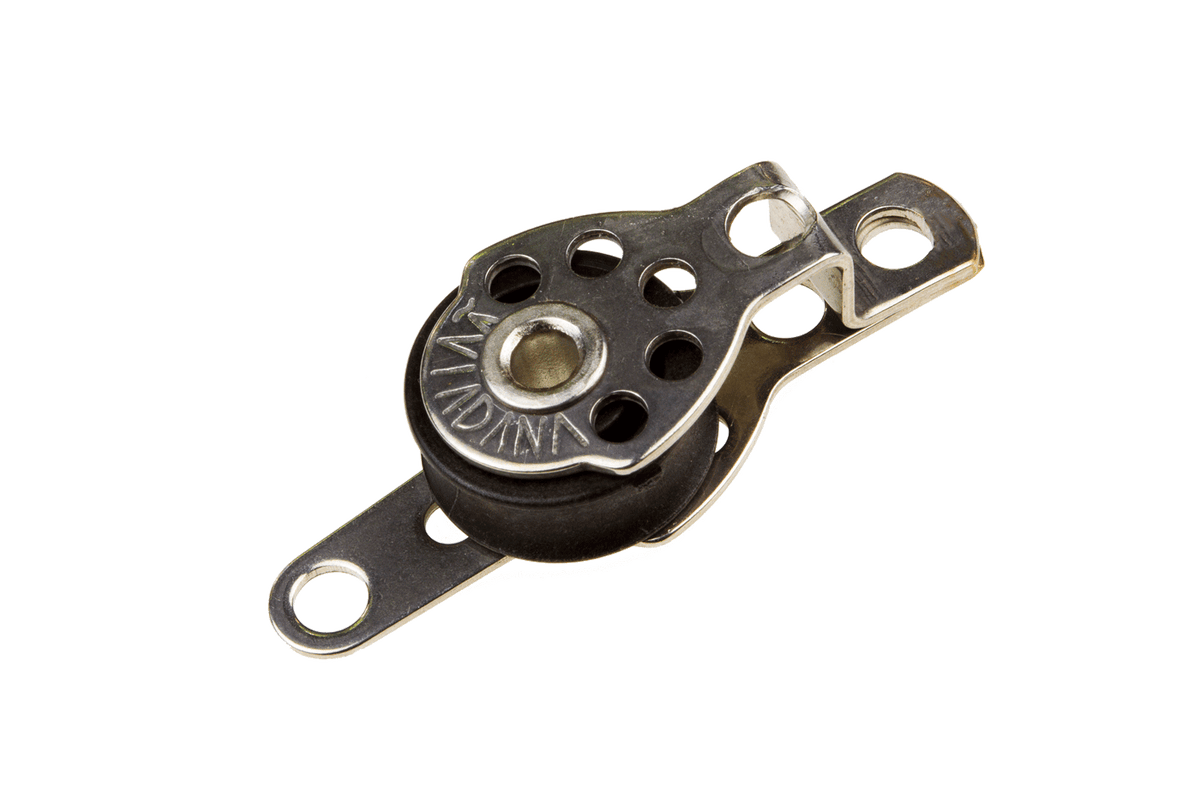Poulie Micro Viadana simple à fixation à plat (poulie plat pont) avec réa de 17 mm. Compacte et robuste, adaptée aux cordages jusqu’à 5 mm et une charge de rupture de 300 kg. Idéale pour une fixation stable sur le pont des petites embarcations.