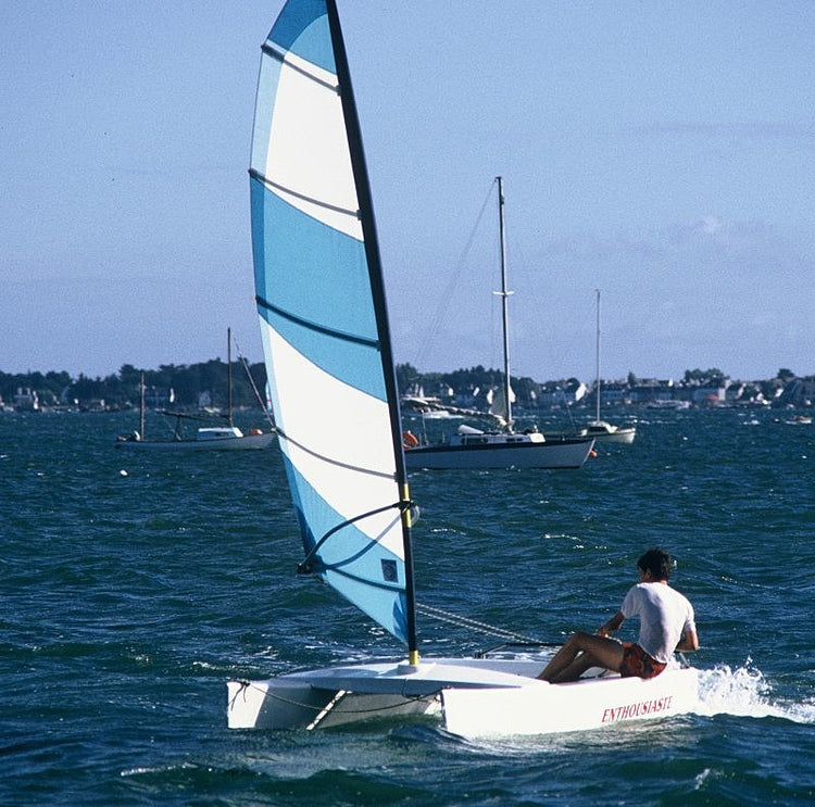 Le voilier Enthousiaste 235 est un bateau de Catamarans dériveurs, construit par le chantier en France et dessiné par l'architecte naval Bernard Veys. Sa constrution à débutée en 1985 : il se caractérise par sa longueur de 2,35 m