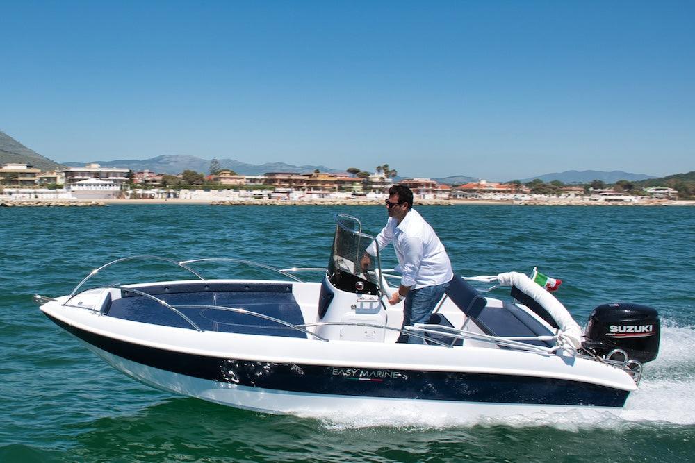 Easy Marine est une marque renommée spécialisée dans la conception et la fabrication de bateaux de haute qualité. Easy Marine offre une gamme variée de bateaux répondant aux besoins des amateurs de navigation, EASY 550 Open, Easy 500