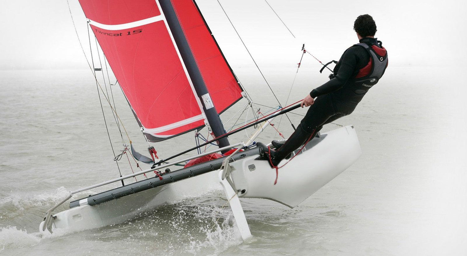 Le Twincat 15 est un catamaran de loisir sportif double pour adultes. Une technologie nouvelle, des sensations de glisse intenses, GD VOILE TWIN CAT 15 COMPATIBLE 245GRS 1 RIS,