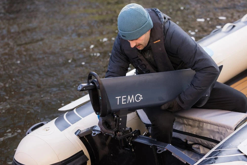 Moteur electrique hors-bord TEMO 1000 pour voilier jusqu’à 8 metres.