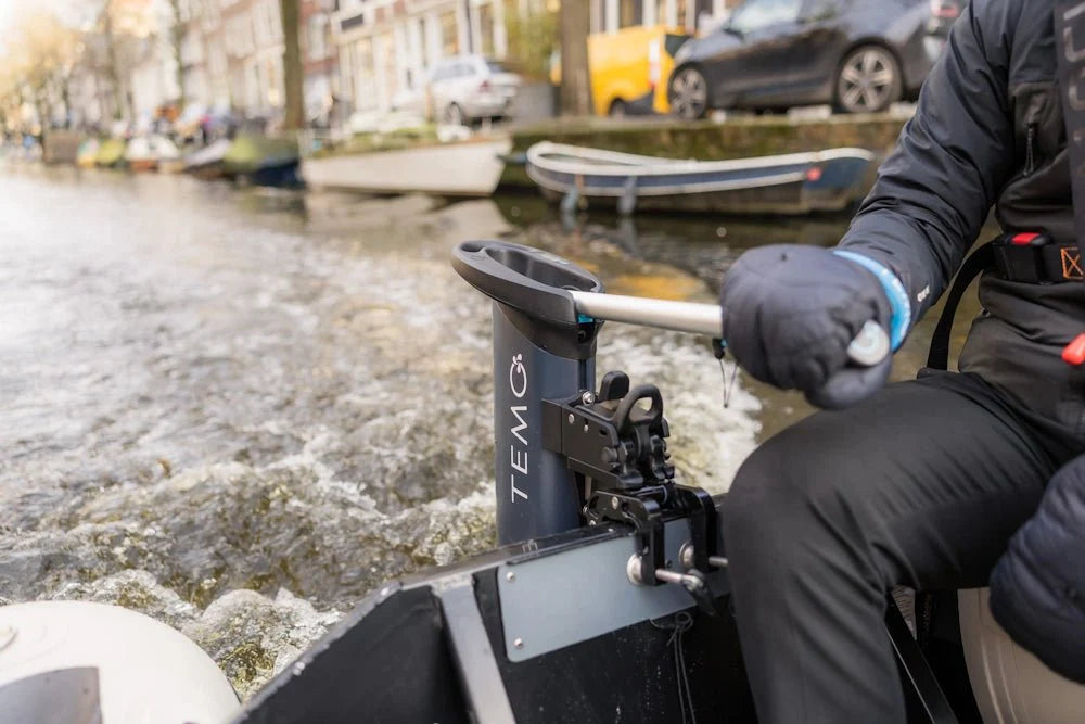Moteur electrique hors-bord TEMO 1000 pour voilier jusqu’à 8 metres.