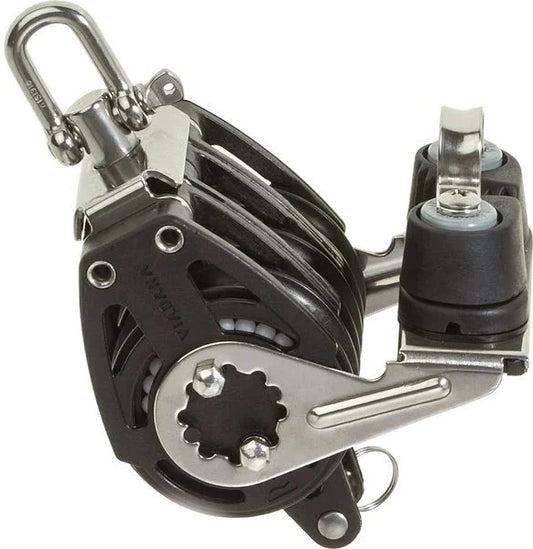 La poulie Viadana 96.72, équipée d’un ringot, de trois réas en Delrin® et d’un taquet intégré, offre un contrôle optimal des cordages pour une navigation sans compromis.