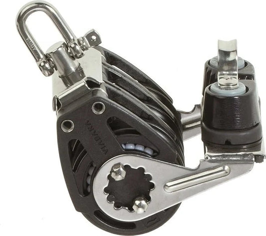 La Viadana 96.71, avec ses trois réas en Delrin® et son taquet intégré, est le choix parfait pour des manœuvres rapides et précises. Sa conception robuste en fait un outil indispensable pour les marins exigeants.