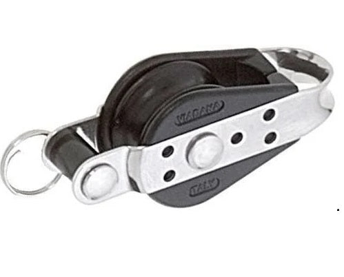 Poulie simple à ringot Viadana 11.61 avec réa de 28 mm et ringot intégré. Conçue pour les cordages jusqu’à 8 mm, cette poulie garantit un guidage fluide et une fixation stable, idéale pour les manœuvres marines sur voiliers et yachts.