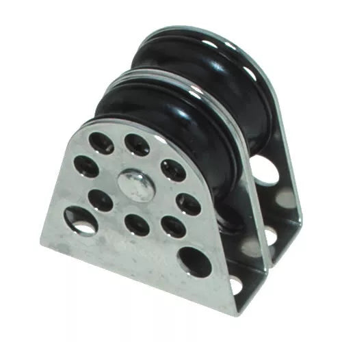 Poulie verticale double Viadana 11.79 avec deux réas de 28 mm et support robuste en inox. Conçue pour les manœuvres marines exigeantes, cette poulie garantit un guidage fluide et précis des cordages jusqu’à 8 mm.