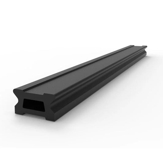 Rail en alliage conçu pour être utilisé avec la gamme Allen de chariots.
Le modèle de Rail 100 mm en alliage anodisé est disponible en 2 longueurs :
- A.819-0.9 Longueur 900 mm.
- A.819-3.0 Longueur 3000mm.
Disponible en noir anodisé ou en argent avec des trous de fixation pré-percés.&nbsp; Également disponible non anodisé et sans trous de fixation. 