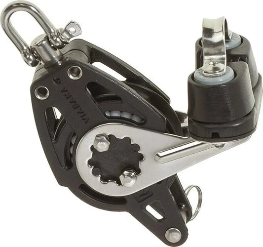 Gros plan sur la poulie Viadana 96.70, équipée d’un ringot et d’un taquet intégré. Conçue pour des manœuvres rapides et précises, elle allie robustesse et légèreté.