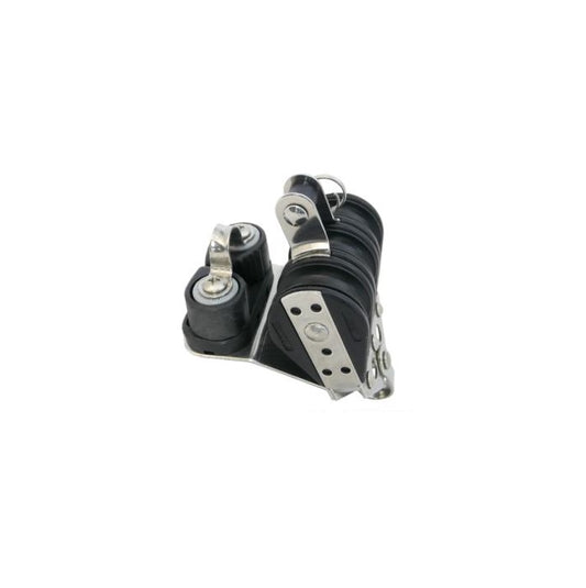 L’image montre une poulie à billes Viadana triple avec taquet coinceur et ringot, dotée d’un réa de 38 mm. Elle accepte des cordages jusqu’à 10 mm, avec une charge maximale de travail de 230 kg et une charge de rupture de 950 kg. Le taquet coinceur maintient le cordage en place, et le ringot assure sa stabilité. Fabriquée en inox ou aluminium anodisé, elle est résistante à la corrosion, idéale pour les applications marines.