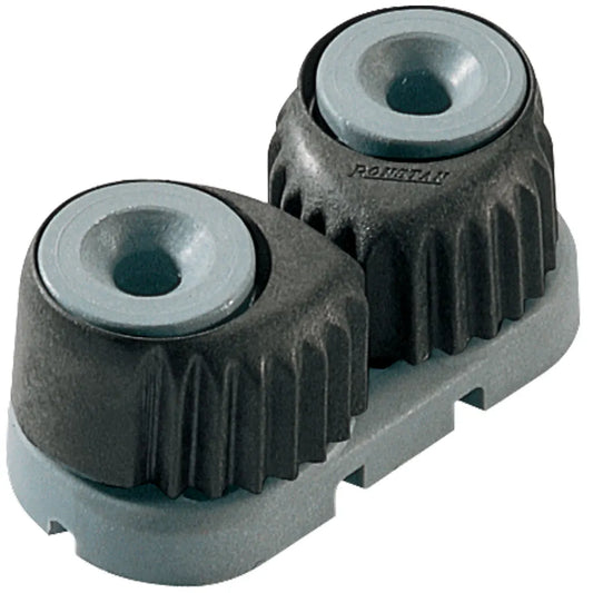 Taquet 27mm en fibres de carbone C-Cleat™. D’importants efforts de développement ont permis de réaliser cette gamme de taquets coinceurs qui offrent une puissance de blocage inégalable et permettent de bloquer et de libérer les cordages avec une grande facilité, dans toutes les conditions d’utilisation et de charge.
Ces coinceurs sont fiables, légers et à l’abri de toute corrosion. Le profil cranté spécial des cames permet un accrochage optimum, tout en préservant l’intégrité des cordages. Un ressort