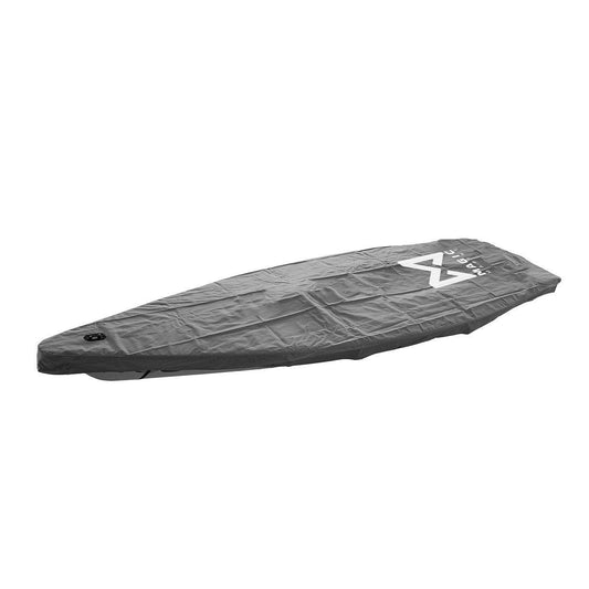 Le Taud de Dessus LASER Magic Marine ILCA Deck Cover, en gris, est conçu pour protéger efficacement le pont de votre dériveur Laser/ILCA. Fabriqué en polyester 600D à double enduction, il offre une protection optimale contre la saleté, les intempéries et les rayures, tout en s’ajustant facilement grâce à ses clips réglables.