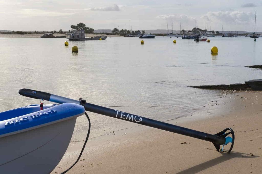 Moteur électrique hors-bord portable TEMO 450 pour annexe bateau.