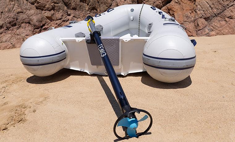 Moteur électrique hors-bord portable TEMO 450 pour annexe bateau.