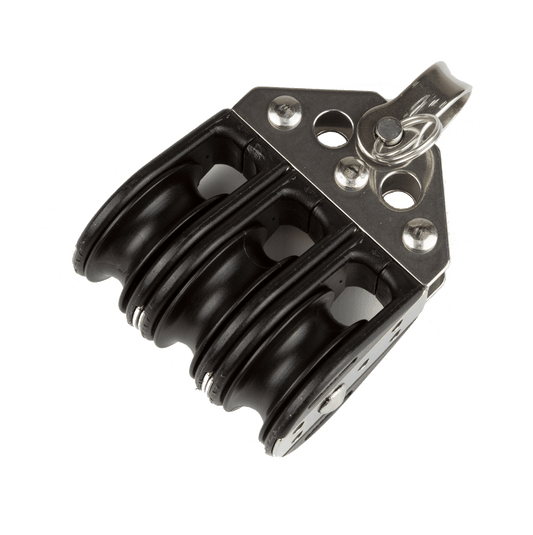 L'image montre une poulie à billes Viadana triple avec manille, dotée d'un réa de 38 mm et d'un cordage maximum de 10 mm. Elle supporte une charge de travail de 230 kg et une charge de rupture de 950 kg. Fabriquée en inox ou aluminium anodisé, elle est résistante à la corrosion et idéale pour les applications marines.