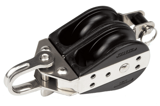 L’image montre une poulie à billes Viadana double avec ringot, dotée d’un réa de 38 mm en inox ou aluminium anodisé. Le ringot assure un maintien précis du cordage, tandis que les roulements à billes offrent une rotation fluide. Compacte et robuste, cette poulie est conçue pour des cordages jusqu’à 10 mm, avec une charge maximale de travail de 230 kg et une charge de rupture de 950 kg, idéale pour une utilisation en milieu marin.