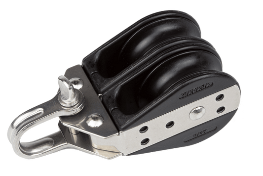 L’image montre une poulie à billes Viadana double avec un réa de 38 mm, fabriquée en inox ou aluminium anodisé. Elle est conçue pour des cordages jusqu’à 10 mm de diamètre et offre une rotation fluide grâce à ses roulements à billes. La poulie est compacte, avec des fixations robustes adaptées aux environnements marins, et peut supporter une charge de travail de 230 kg et une charge de rupture de 950 kg, assurant ainsi fiabilité et performance pour les applications de gréement léger à moyen.