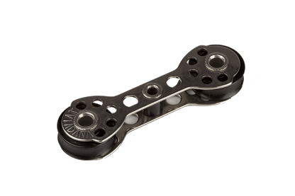 L'image montre la poulie Micro Viadana double opposée, conçue pour des cordages jusqu'à 5 mm. Avec un réa de 17 mm, elle offre une charge de rupture de 300 kg. Idéale pour les applications où l'espace est limité, cette poulie garantit une rotation fluide et une performance fiable pour les manœuvres de gréement fin.