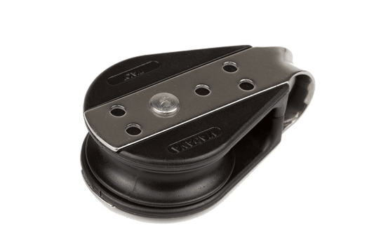 L’image montre une poulie à billes Viadana simple avec un réa de 38 mm. Fabriquée en inox ou aluminium anodisé, elle est conçue pour des cordages jusqu’à 10 mm de diamètre. La rotation fluide est assurée par des roulements à billes, et elle supporte une charge maximale de travail de 230 kg et une charge de rupture de 950 kg. Son design compact et robuste la rend idéale pour les applications marines, offrant performance et sécurité dans les systèmes de gréement légers à moyens.