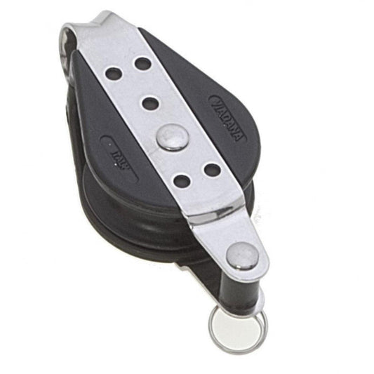 
L’image montre une poulie à billes Viadana simple avec ringot de 38 mm de réa. Conçue pour des cordages jusqu’à 10 mm, elle supporte une charge de travail de 230 kg et une charge de rupture de 950 kg. Fabriquée en inox ou aluminium anodisé, elle est résistante à la corrosion, idéale pour les applications marines. Le ringot intégré maintient le cordage en place pour plus de sécurité.