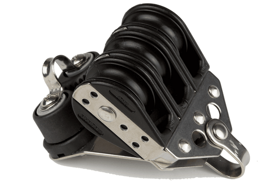 L’image montre une poulie à billes Viadana triple avec taquet coinceur, équipée d’un réa de 38 mm pour une rotation fluide. Elle accepte des cordages jusqu'à 10 mm, supporte une charge maximale de travail de 230 kg et une charge de rupture de 950 kg. Le taquet coinceur intégré maintient le cordage en place, offrant sécurité et efficacité. Fabriquée en inox ou aluminium anodisé, elle est résistante à la corrosion, idéale pour les applications marines.