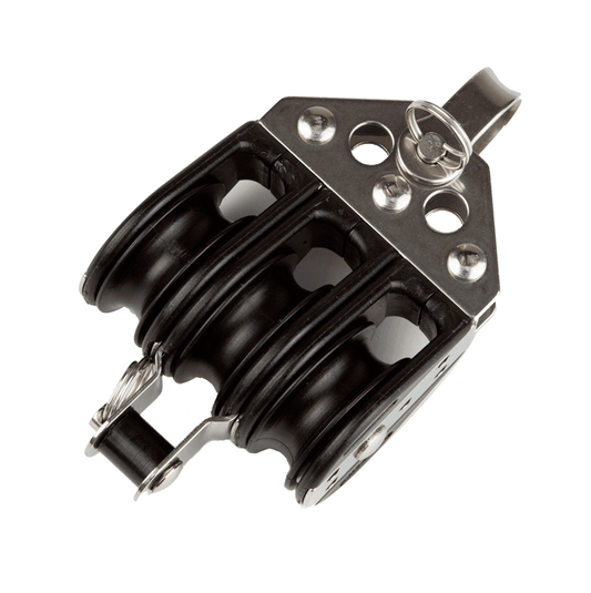 L’image montre une poulie à billes Viadana triple avec ringot, dotée d’un réa de 38 mm. Elle accepte des cordages jusqu’à 10 mm et supporte une charge maximale de travail de 230 kg et une charge de rupture de 950 kg. Le ringot intégré maintient le cordage en place pour plus de sécurité. Fabriquée en inox ou aluminium anodisé, elle est résistante à la corrosion, idéale pour les applications marines.